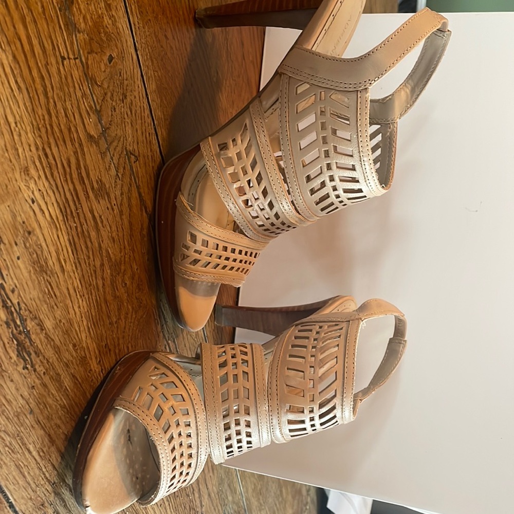 Adrienne vittadini tan heeled sandals
